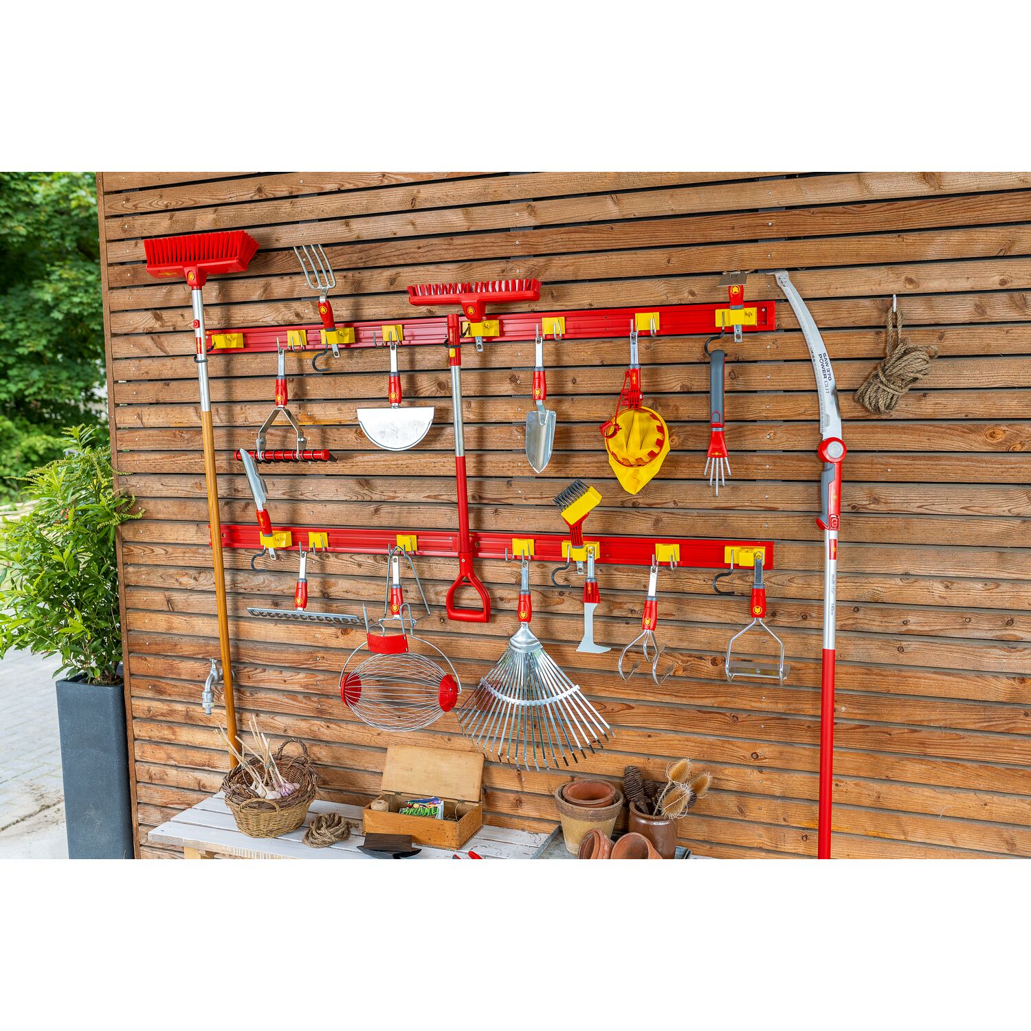 Ordnungsschiene hängt an Wand in Schuppen