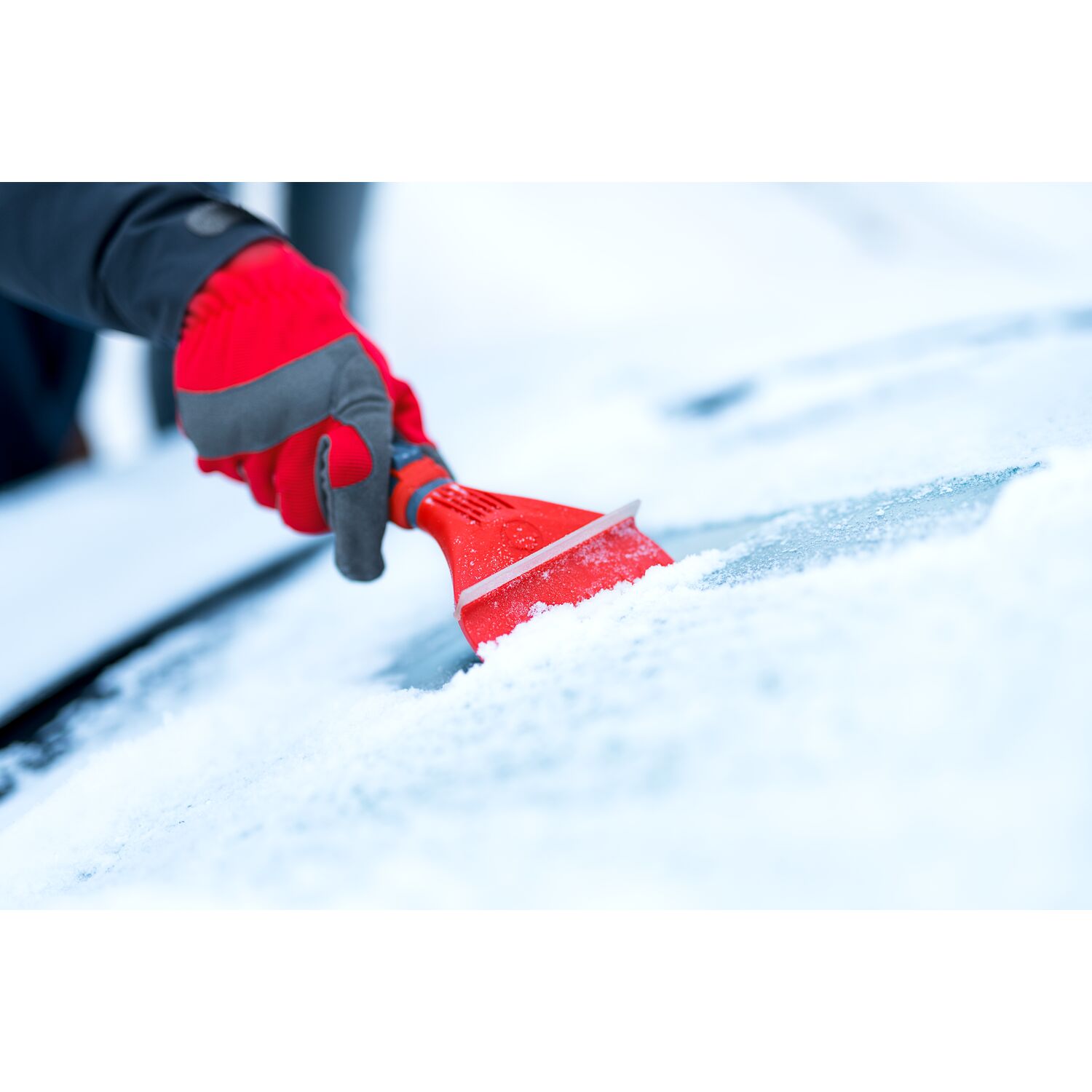 WOLF-Garten IS-M/ZM 015 ice scraper is used to clean an ice-covered windscreen